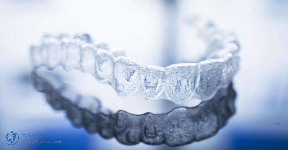 Khay niềng Invisalign sử dụng chất liệu nhựa an toàn với cơ thể