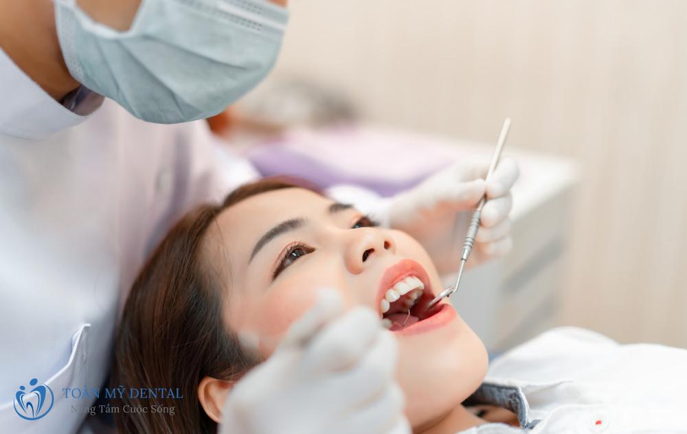 Kiểm tra tình trạng sức khỏe răng miệng